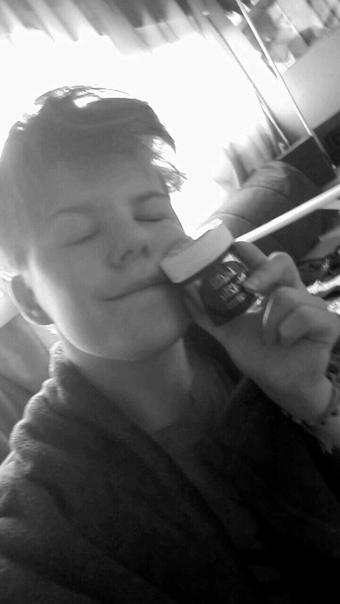 angryqueertears's tweet image. Small bigender demi-boy here 😏💜 recycled selfies but uh who cares #NonBinaryBabes