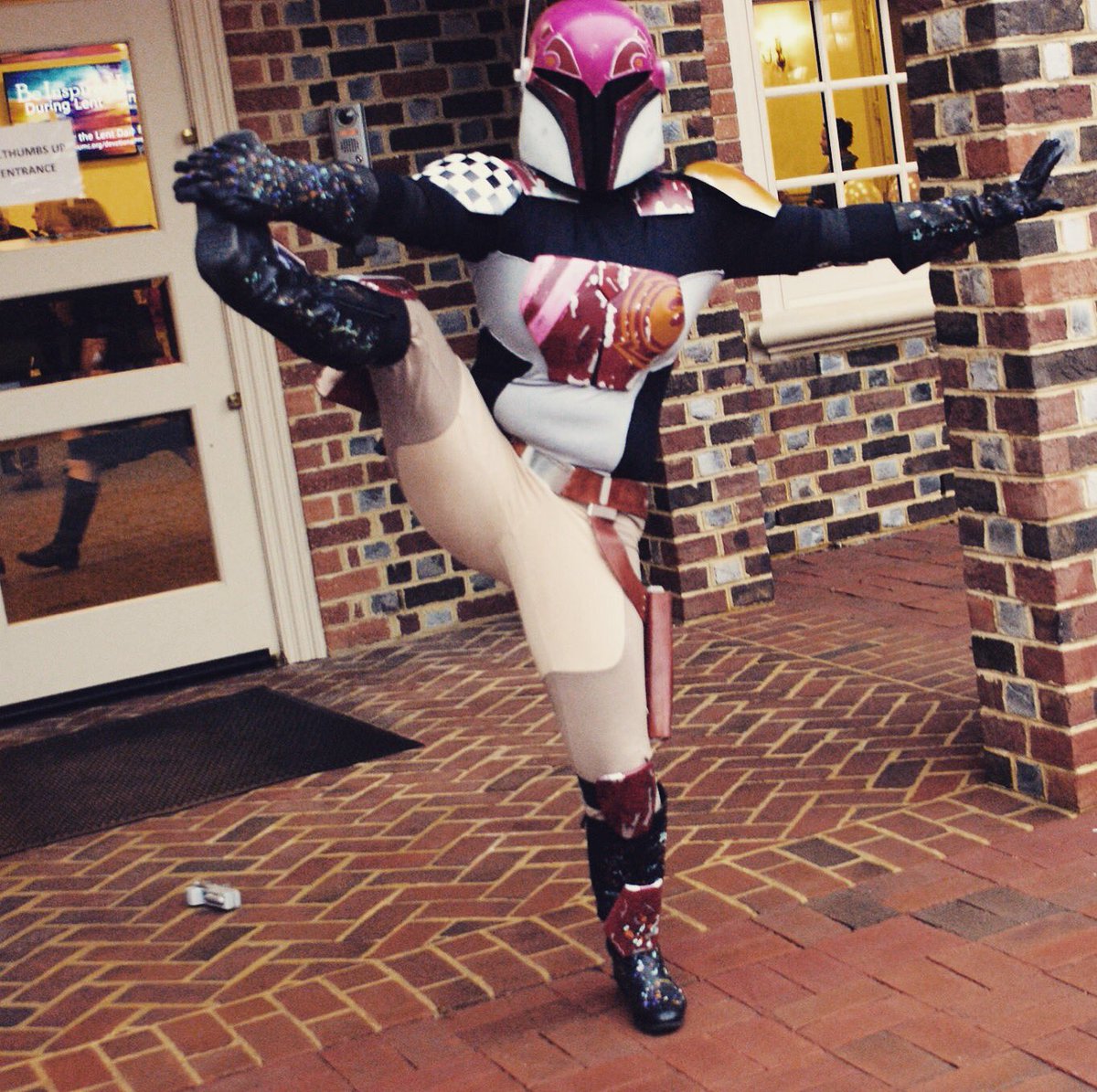 quinnzels13's tweet photo. Just goofing off at a troop! #rebellegion #freedombase #sabine #sabinewren #mandalorian #starwars #rebels #seasonone #stretching #goofing #charityevent #charity #cjthumbsup https://t.co/LOx6r6LmaW