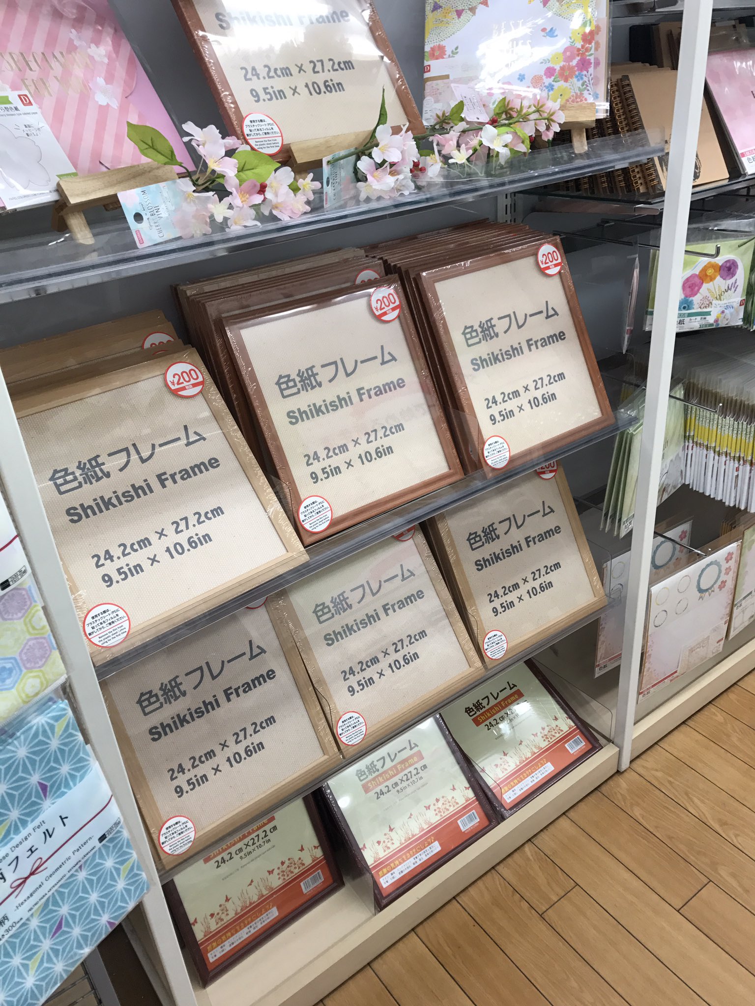 تويتر カバヂ 9 11科学世紀のカフェテラス 倶17 18 على تويتر 去年東海道線の各駅前にあるのダイソーで買い占めまくった色紙 フレームですが 家の近くのダイソーに色紙フレームコーナー出来ててビビったw 今まで隅の一角に10個あればいい方だったのに ちなみに今日