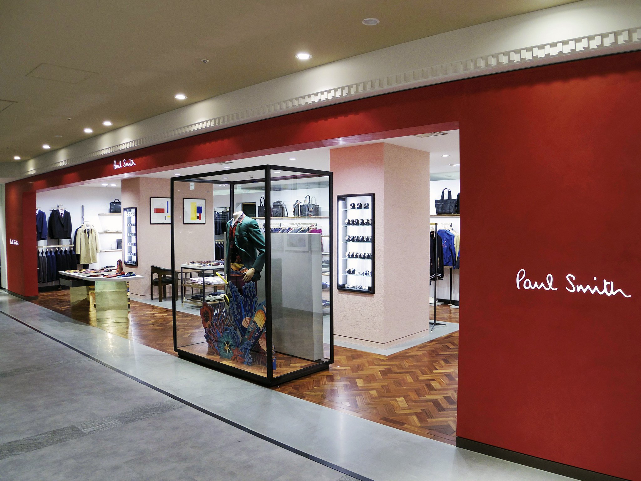 Paul Smith Japan 大丸神戸店6fの Paulsmith メンズショップがリニューアルオープン Paulsmithcollection の展開もスタートし カジュアルウェア テーラリングともにより充実した品揃えに Ss18 新作とともにオープン記念アイテムもぜひチェックして Paul Smith Japan 大丸神戸店6fの Paulsmith メンズショップがリニューアルオープン Paulsmithcollection の展開もスタートし カジュアルウェア テーラリングともにより充実した品揃えに Ss18 新作とともにオープン記念アイテムもぜひチェックして