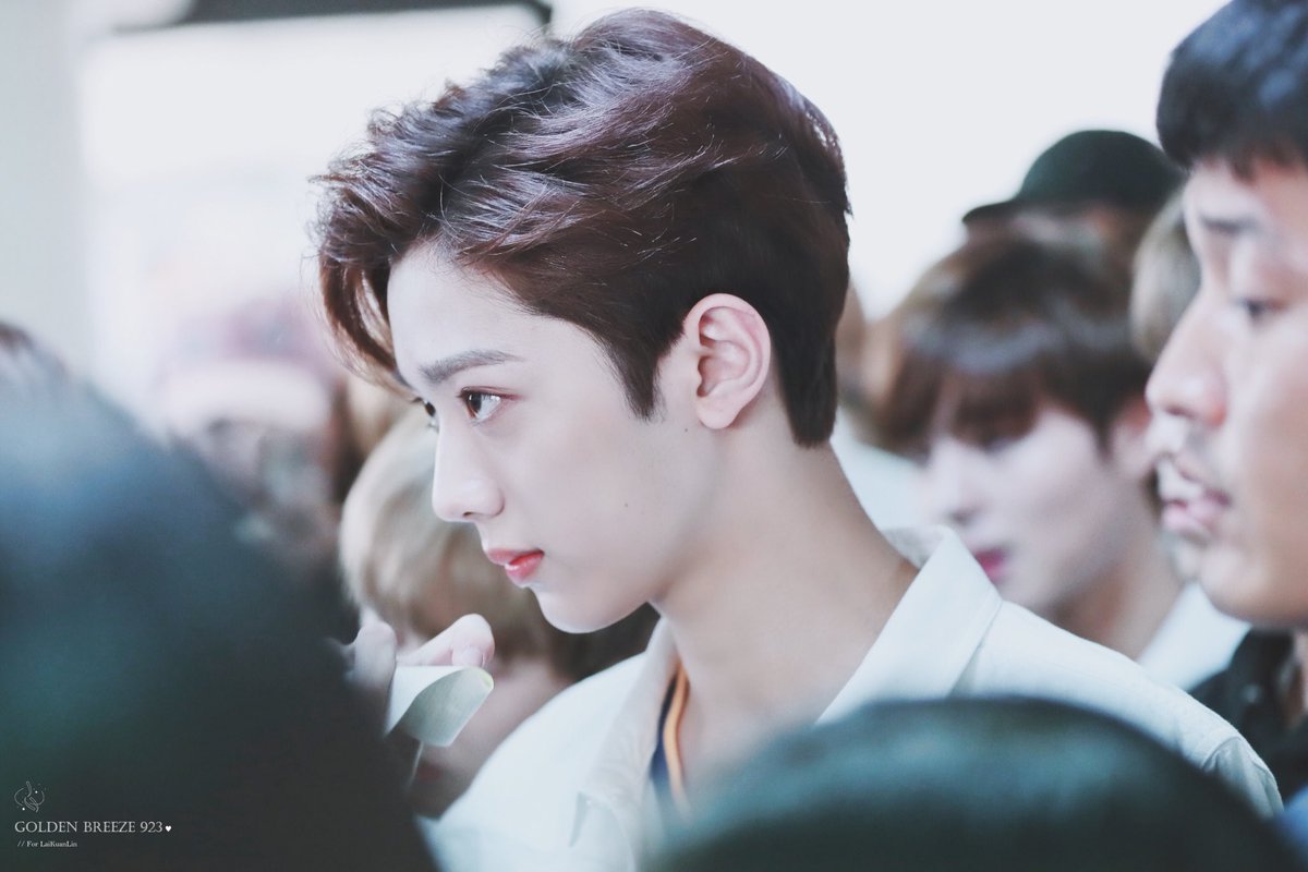 Goldenbreeze923's tweet photo. #라이관린 #LaiKuanlin #赖冠霖 #賴冠霖 #워너원 #WANNAONE
관린씨 보다 잘생긴 남자 못 봤어요. 손이 진짜 ㅠㅠㅠㅠ https://t.co/BY2pihxupY