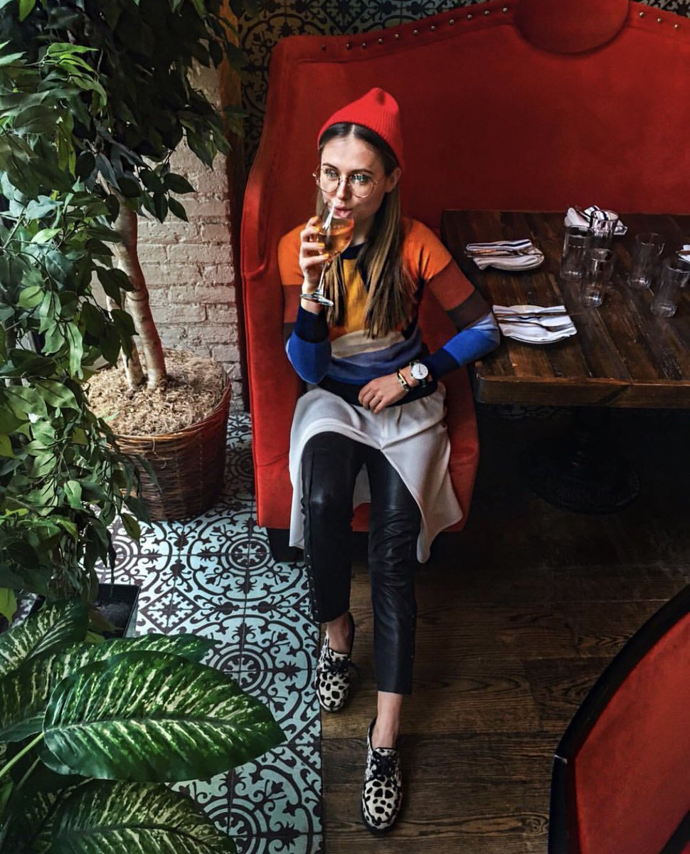 HubbardInn's tweet photo. She’s got the right idea 😉 Each drink is your chance to win tomorrow at Ladies Night! We’re giving away #Mudbum facials, Louis Vuitton bag, and more!
___
📷: IG kuleshova
#Chicago #RiverNorth #chicagobars #chicagonightlife #chicagofood https://t.co/oQfBgArvTY