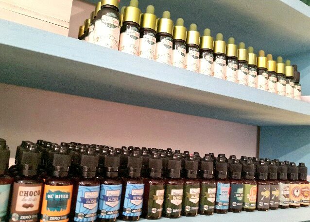 vapestore_blu's tweet photo. ROCKET FUEL🚀
KIND JUICE🌴
the Plume Room🌟
こちらの対象ブランドお買い上げで
ブランドステッカーをプレゼント中(* >ω<)
なくなり次第終了です😣
#rocketfuelvapes
#kindjuice #organic
#thePlumeRoom #VapeHappy
#liquid #vape #VAPESTOREblu #blu
#liquidshop #vapejuice #南船場 https://t.co/bJhqd20OlT