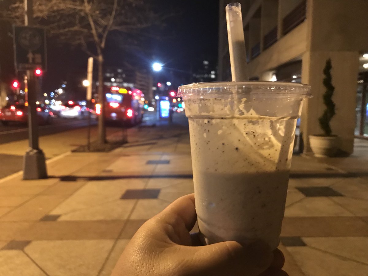 byupinoy's tweet photo. Taking advantage of the 65 degree weather and taking a late night stroll to the White House...decided to stop at @BurgerTapShake for the 2nd time today to get a Cookies and Cream Shake...it was gone by 19th Street... #WashingtonDC #FoggyBottom https://t.co/TyoCuuVsy9