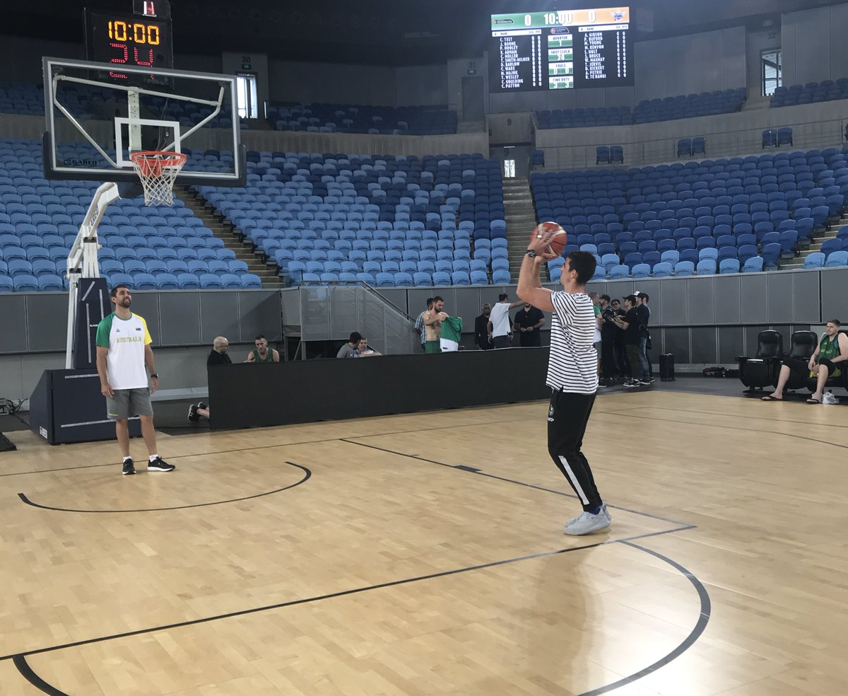 BasketballAus's tweet photo. The Boomers had a special guest at training this morning with @CollingwoodFC's @SP_10 dropping by to wish them well and put up a few shots before their @FIBAWC qualifier vs. @SmartGilas tomorrow! #ThisIsMyHouse #GoBoomers https://t.co/FFZjWUbPZp
