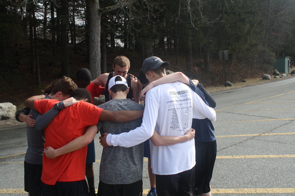 brocktontrack's tweet photo. Boys and Girls track and XC working hard in memory of Coach Biegel and the victims of the Florida shootings. prayers from Brockton MA🙏#StonemanDouglas #MarjoryStonemanDouglasHighSchool #MSDXC https://t.co/bCzcmxC7Gd