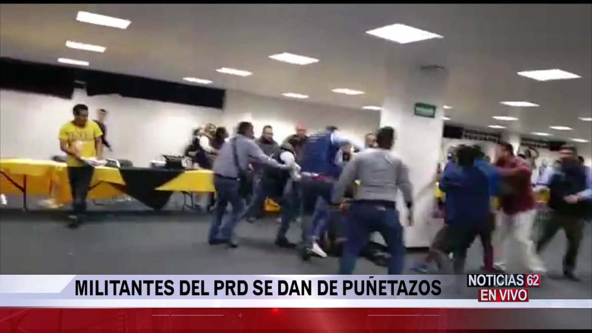 Noticias62TV's tweet image. Una #trifulca se presentó entre militantes del #PRD que se disputan las #candidaturas para el #Congreso de la #Unión. @WalterPeñate nos cuenta lo ocurrido. #noticias62 noticias.estrellatv.com/noticias/polit…