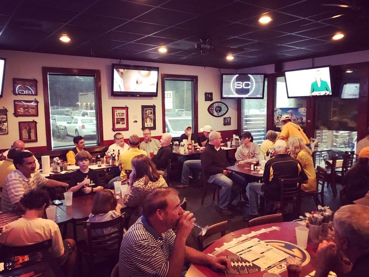 Great turnout for our pre-game social at <a href="/HeroesMobile/">Heroes Sports Bar</a> ! #SMTTT 🦅⚾️ <a href="/USMGoldenEagles/">Southern Miss 🔝</a> <a href="/SouthernMissBSB/">Southern Miss Baseball</a> <a href="/usmalumni/">Southern Miss Alumni Association</a>