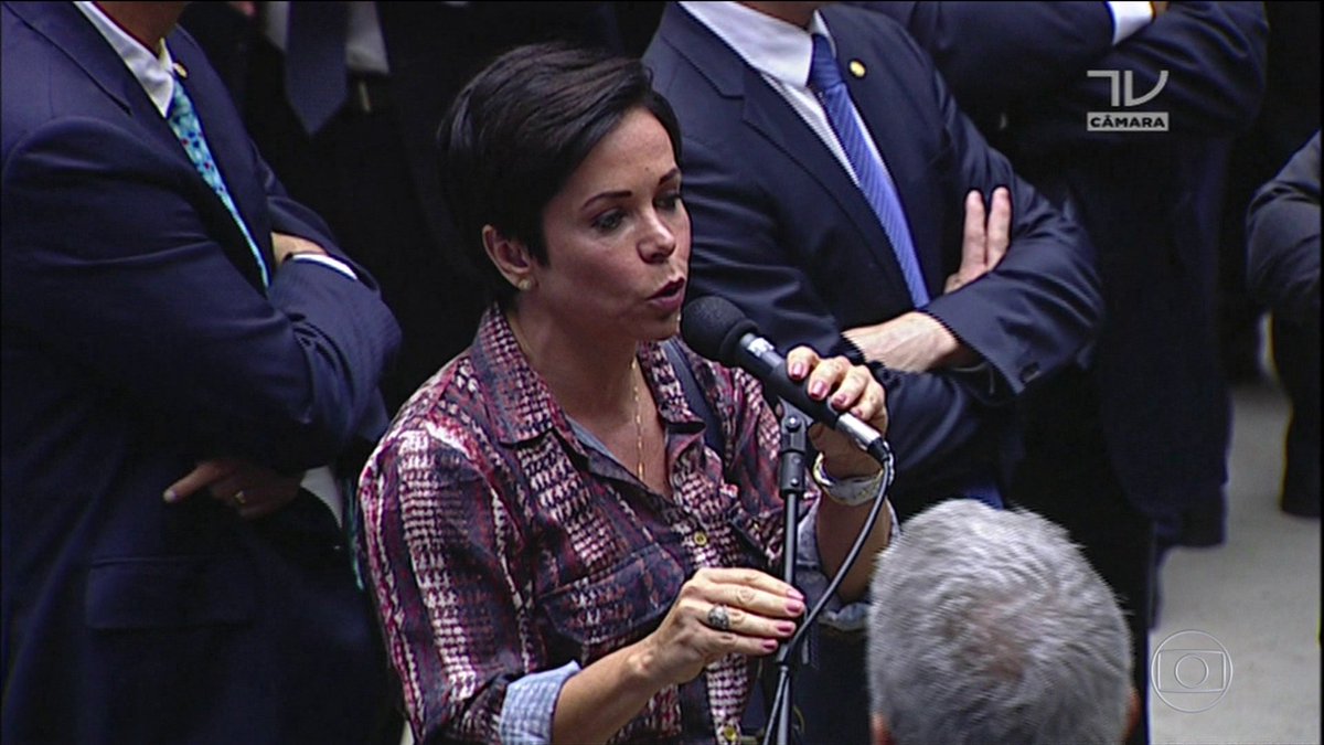 PTB desiste da nomeação de Cristiane Brasil no Ministério do Trabalho. Deputada está impedida de tomar posse por ter sido condenada em ações trabalhistas: glo.bo/2CahBAG #JN