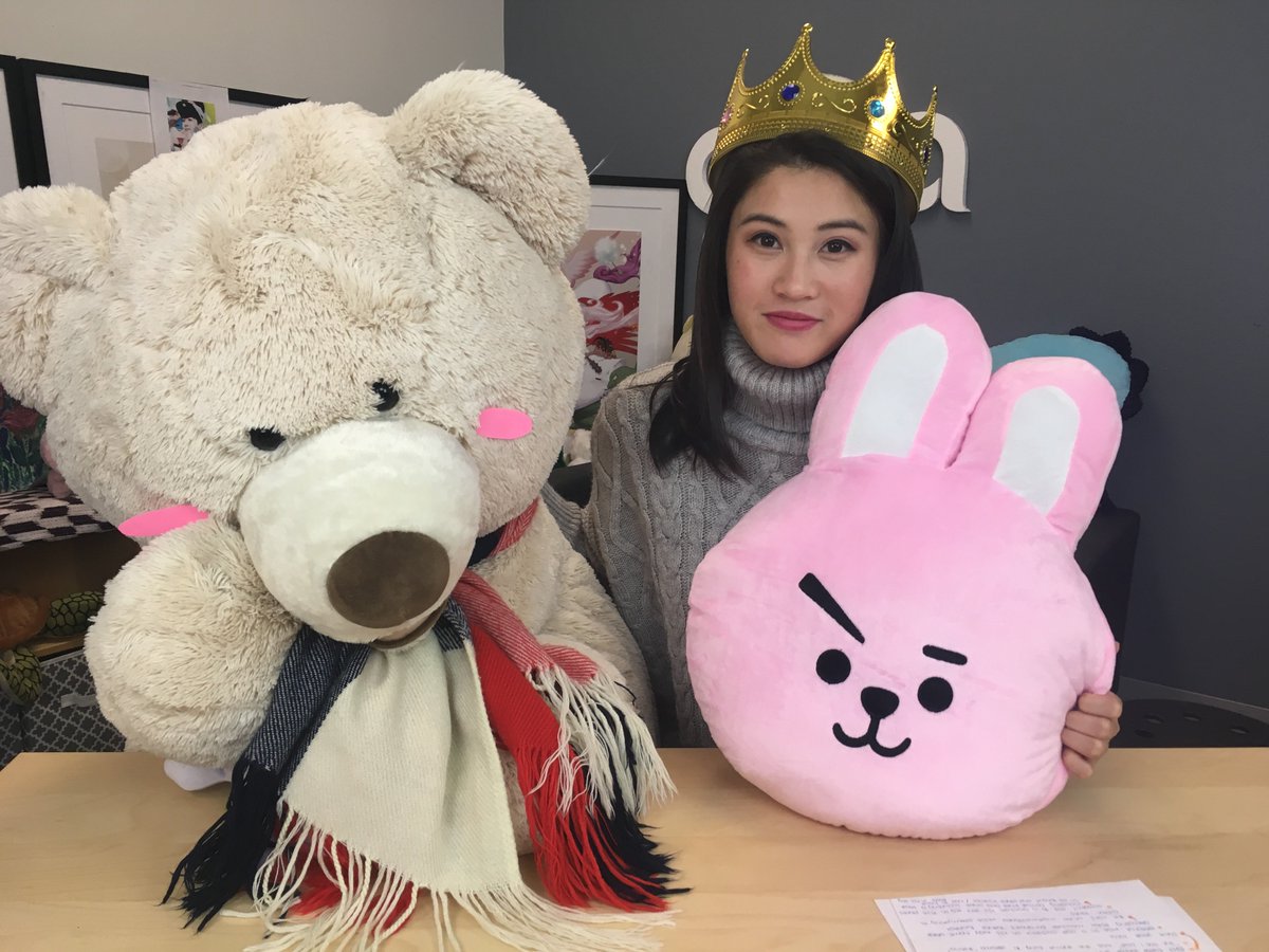 PopSquareMedia's tweet photo. Beary the bear isn’t very happy Byul stole his crown! Don’t forget today show is at 5pm PST! Join now!
https://t.co/6HnmyZmm1V
#kpop #kpophour #kpopnews #superjunior #h.o.t #dia #popsquare https://t.co/nW9AlFnPt7