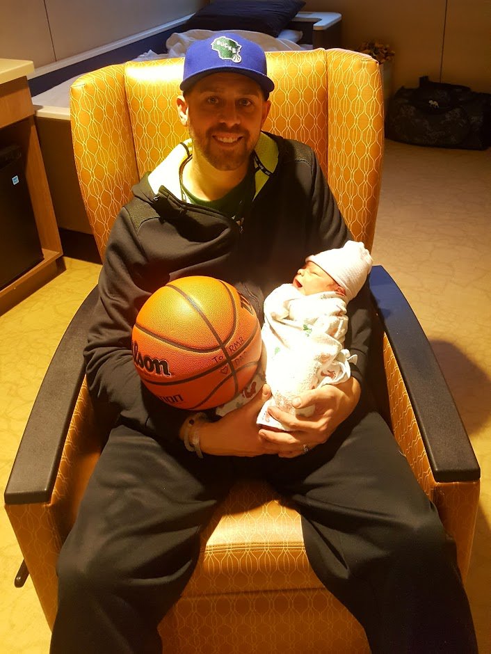 robdayburgess's tweet image. Introducing Robert Michael Burgess!! Born on the GOAT's B Day, and already a @bucks fan!! #ballislife #basketball #fromdayone