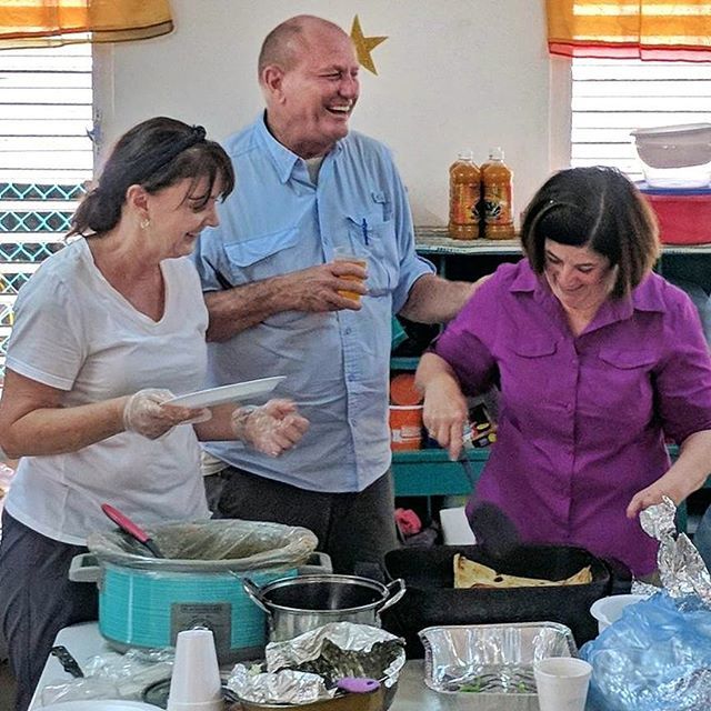 The team takes a well-deserved lunch break in the midst of the construction! 🌴 #StarfishOutreach ift.tt/2EGTRGn