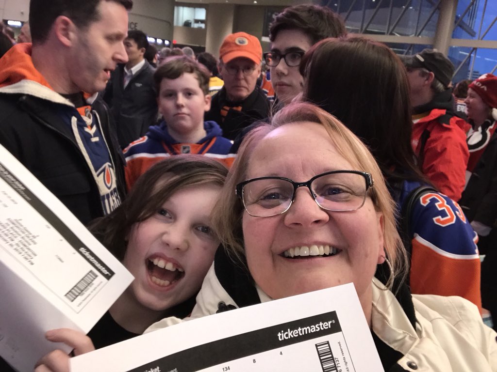 susantd8836's tweet photo. Headed in to see Boston kick butt💚@miranda8836 @HannahS_196 @ToddLinnen_TD @robertghazal_TD https://t.co/H2MpSM0ByN