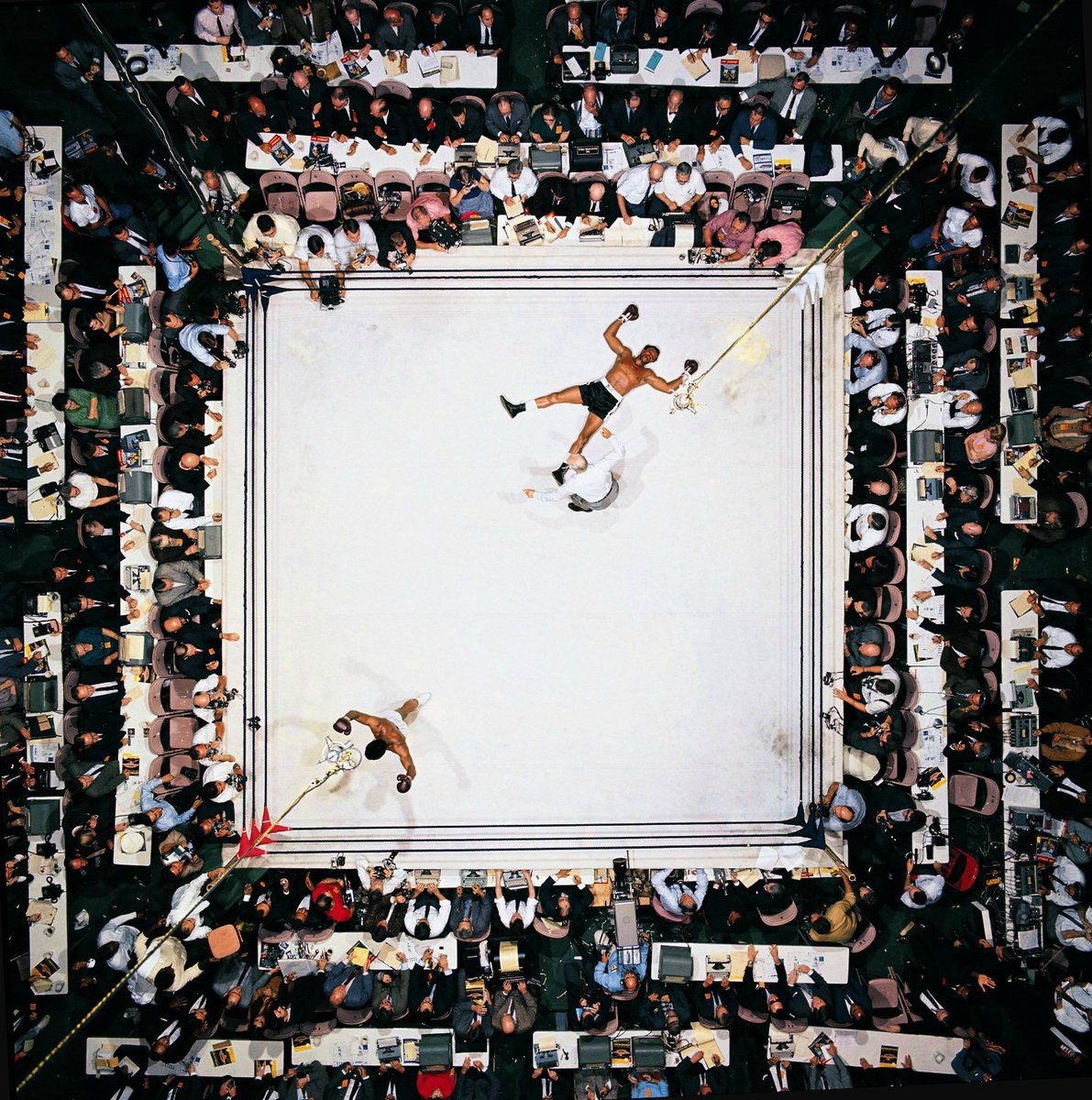 historyimg's tweet photo. 上から見たモハメド・アリ対クリーブランド・ウィリアムス戦1966年 https://t.co/HRaPOUiSZh