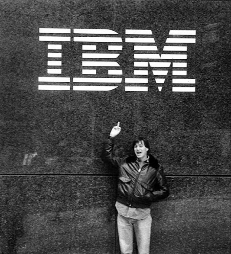 historyimg's tweet photo. IBMに中指を立てるスティーブ・ジョブズ1983年 https://t.co/O24NX48EIO