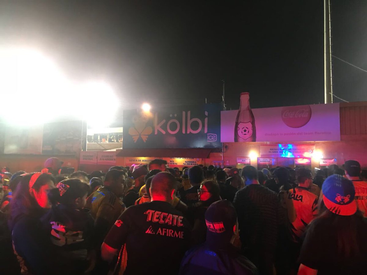 LIBRESYLOKOS's tweet photo. Continúan los maltratos hacia la gente de Tigres, seguimos sin poder ingresar al estadio de Herediano en Costa Rica. https://t.co/NvOcEHo0Lj