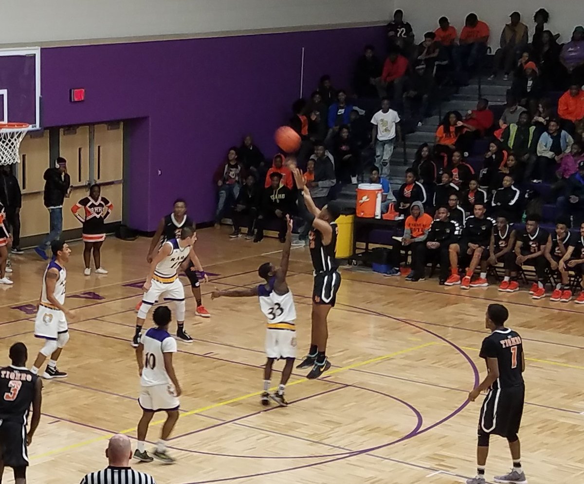 philWSJMsports's tweet photo. Boys bball final - Benton Harbor 73,  South Haven 36. Shawn Hopkins  (BH) &amp; Caskadara Smith (SH) each with 15 pts. @_MrHopkins is our player of the game. https://t.co/IV5vzWnP2e