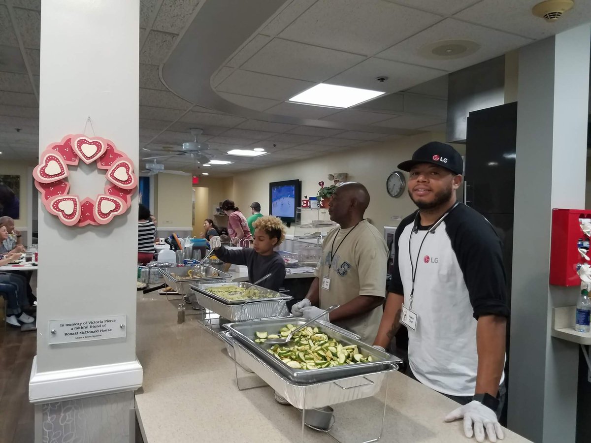 verlinmoorejr's tweet photo. #LGGivesBack it was a pleasure to partner with the Don Cesar and help feed over 75 children and families at the Ronald McDonald Hospital in Tampa, FL!!! Definitely a humble experience to see how grateful and happy these families were to receive a hot meal #LGUSA #CommunityService https://t.co/xak0U3yPhI