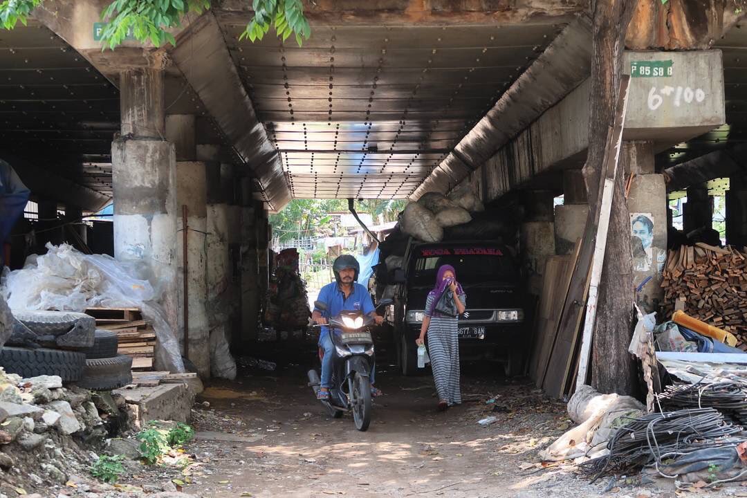 #Hari7 #ZiarahUtaraJakarta 
Lokasi: Kolong Tol Tongkol

<a href="/JalanKaki/">JalanKaki</a> di bawah jalan melayang, melayang membagi Kotatua.