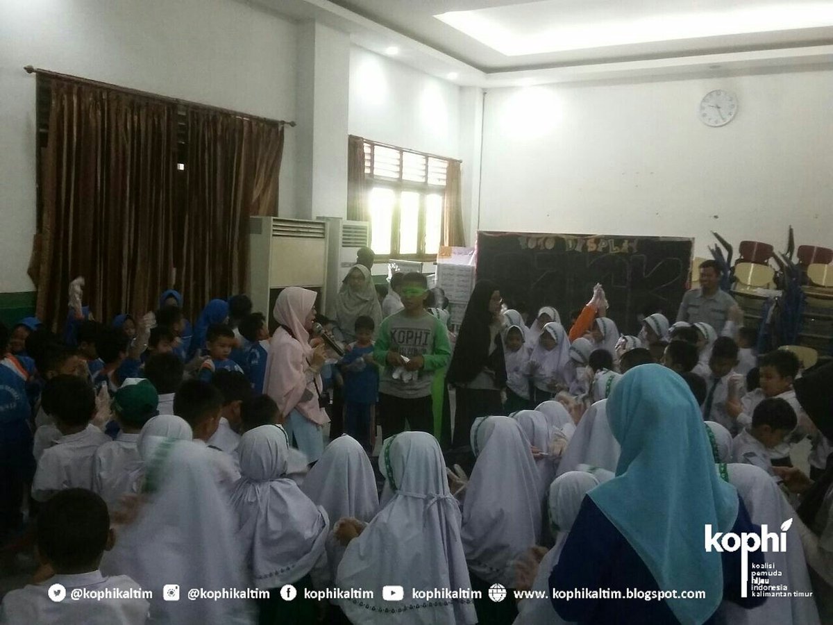Pemilahan sampah basah dan sampah kering

#KophiKaltim
#KOPHI
#HPSN2018
#KerenBawaTumbler