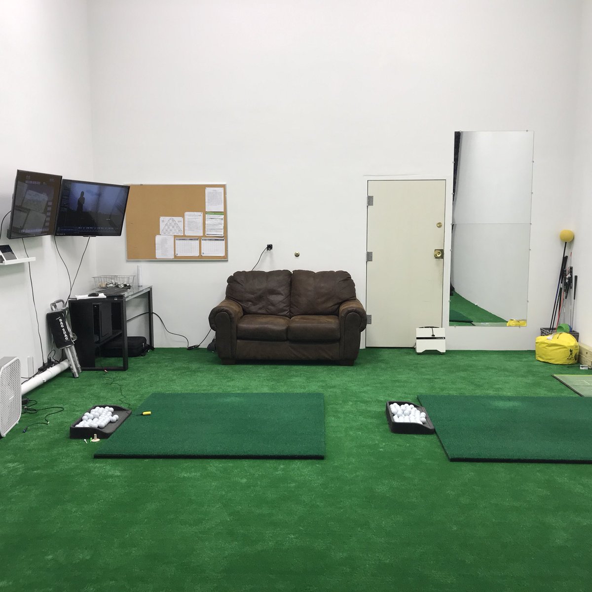 Coachbelfield's tweet photo. It’s taken a little while but our indoor has been transformed! Complete with launch monitor, pressure mat and full #V1 video system. If you want to play high level golf this room does all you want it to do! #ORUgolf https://t.co/IbelCJ5I72