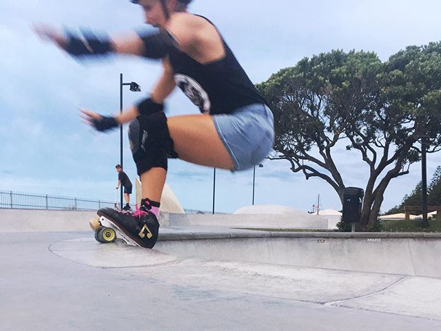 jessie_broad's tweet photo. Dropped into the big bowl, stalled on the pool coping, all while a tiny human perched on my skate. #chicksinbowls #CIBhawkesbay #hawkesbaynz #skateparklife #scaredasshit #rollerskating #bayskatenz https://t.co/tB9ojYm86i https://t.co/rLxVgBM5lR