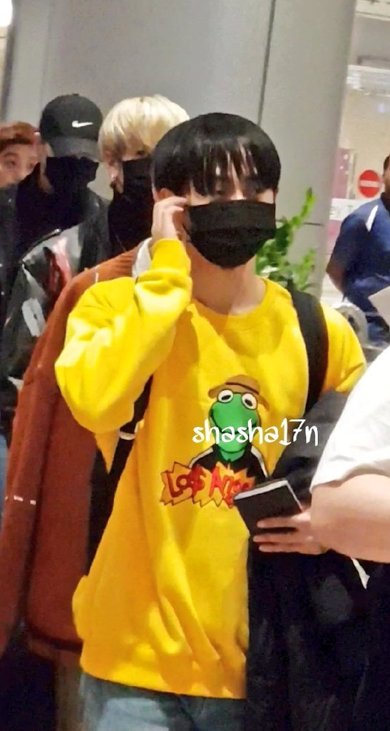 shasha17n's tweet photo. 180221 #JBJ Kenta, Jin Longguo, Donghan & Hyunbin arrival at Singapore Changi Airport for Stargram Concert!
#켄타 #용국 #현빈 #동한 #21Feb2018 https://t.co/fzIN4lOTCz