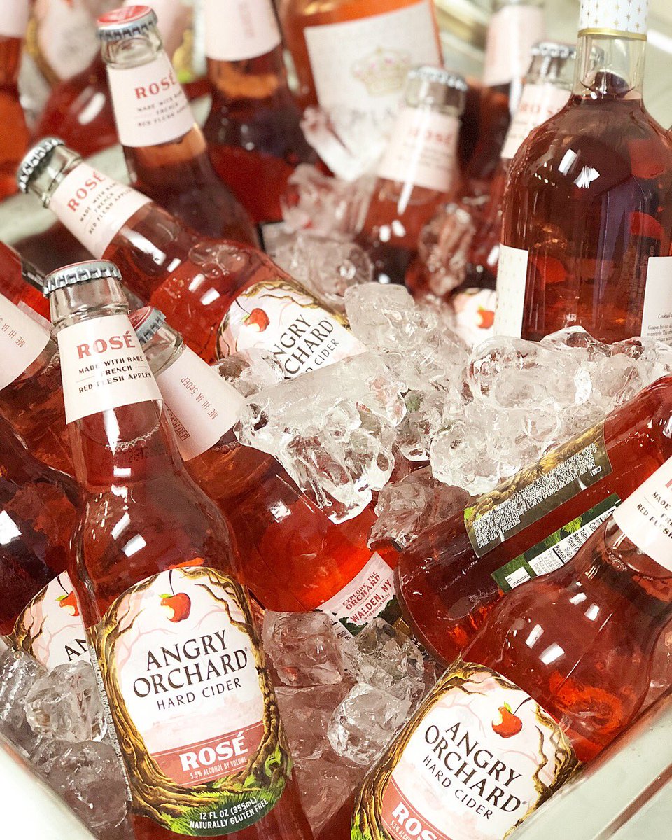 LatinaGeeks's tweet photo. Un abrazo to our Latinas Learn To Code + Rosé Networking Event sponsors, @AngryOrchard and @StellaRosa for the delicious Rosé! Our geeky gals loved it! #latinageeks #gitsd #womencode https://t.co/hqY3Ha3Vu2