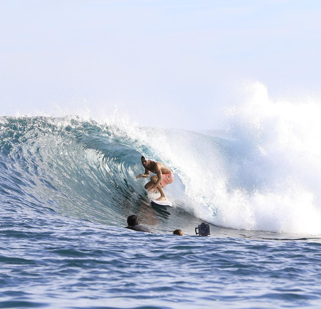 surf_sumatra's tweet image. @jaco.steyn taking some shade from the sun at one of the Mentawai Islands most underrated waves. 📷 @kingfishermentawai 
#Mentawai #Mentawaiislands #bintangs #lancesleft #hts #charterboat #islandlife #surfersparadise #surfsup #surfing #jungle #tropical #wave #surfcamp #surftrip