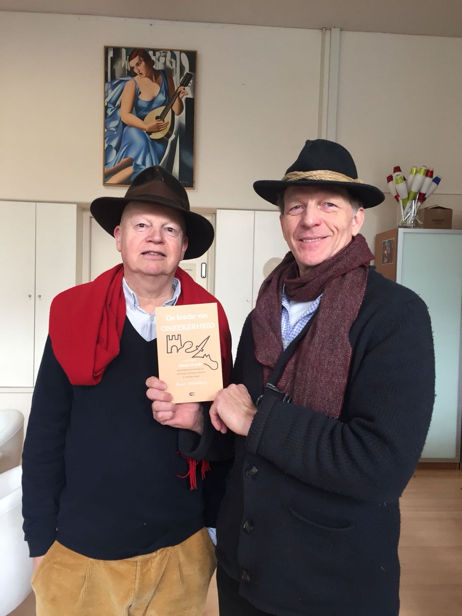 Zojuist was onze kunstenaar Paul Dijkman bij ons op kantoor om een exemplaar van zijn boek "De kracht van onzekerheid: leven tussen chaos en orde" te overhandigen aan <a href="/roberthersee/">Robert Hersee</a>. Wij zijn natuurlijk hartstikke trots op hem! #boekentip