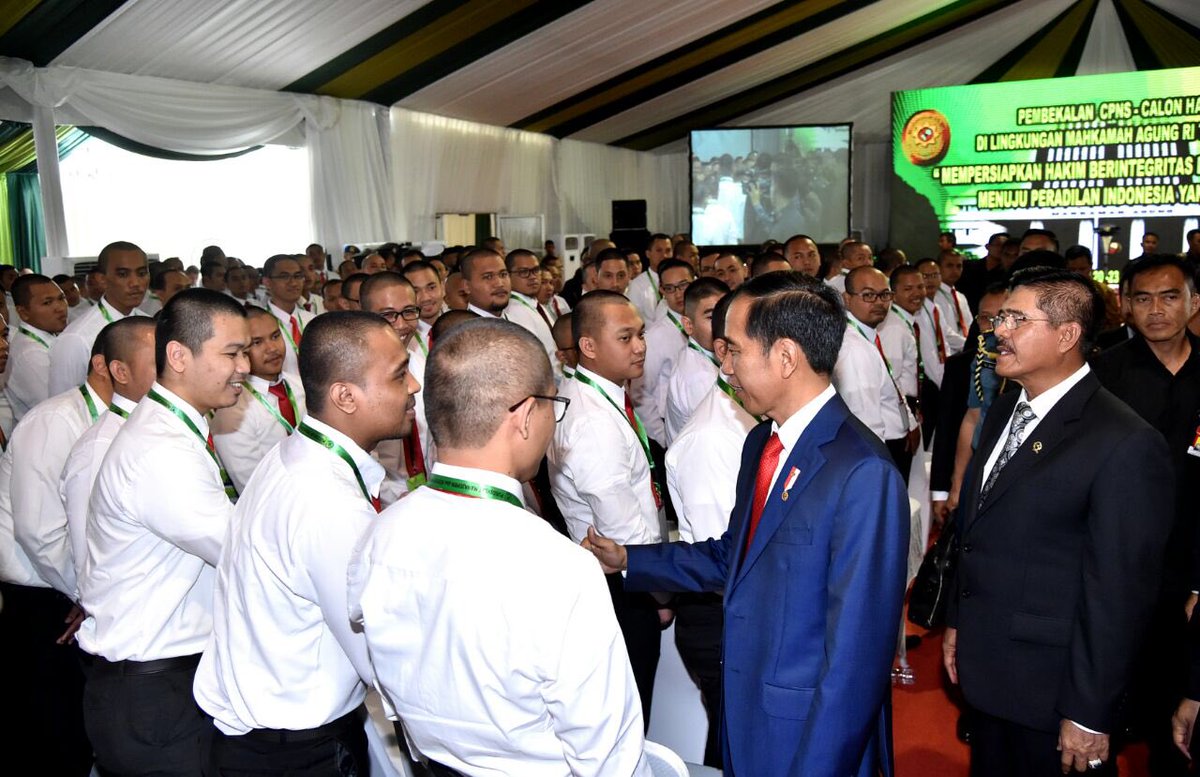 jokowi's tweet photo. Pegang teguh prinsip &amp; integritas. Hukum di negara kita harus kuat membela keadilan, tanpa kompromi. Rasa keadilan harus ada dalam kehidupan sehari2 masyarakat. Itulah fondasi yg kuat untuk lompatan kemajuan Indonesia. Terus semangat adik2 CPNS-Calon Hakim di Mahkamah Agung -Jkw https://t.co/WGuSxA6V3T