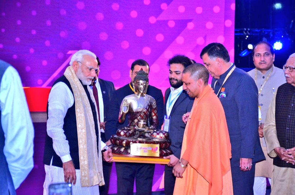 CMOfficeUP's tweet photo. #UPCM श्री #YogiAdityanath ने माननीय प्रधानमंत्री श्री नरेंद्र मोदी जी को स्मृति चिन्ह भेंट किया। #UPInvestorsSummit https://t.co/PtWp2aEp0R