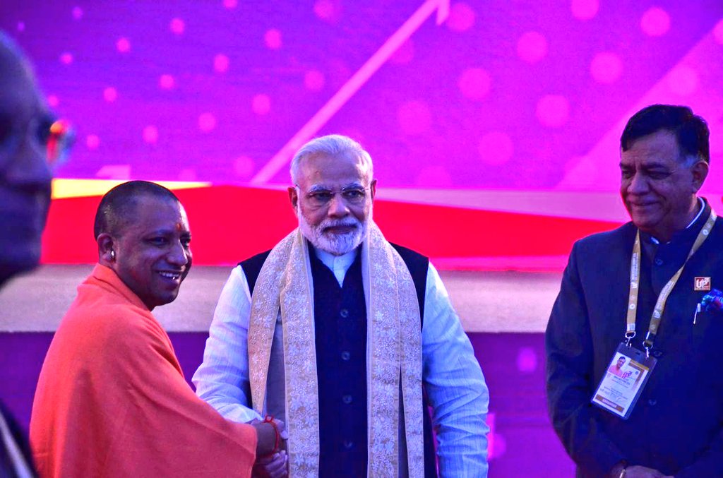 CMOfficeUP's tweet photo. #UPCM श्री #YogiAdityanath ने माननीय प्रधानमंत्री श्री नरेंद्र मोदी जी को स्मृति चिन्ह भेंट किया। #UPInvestorsSummit https://t.co/PtWp2aEp0R