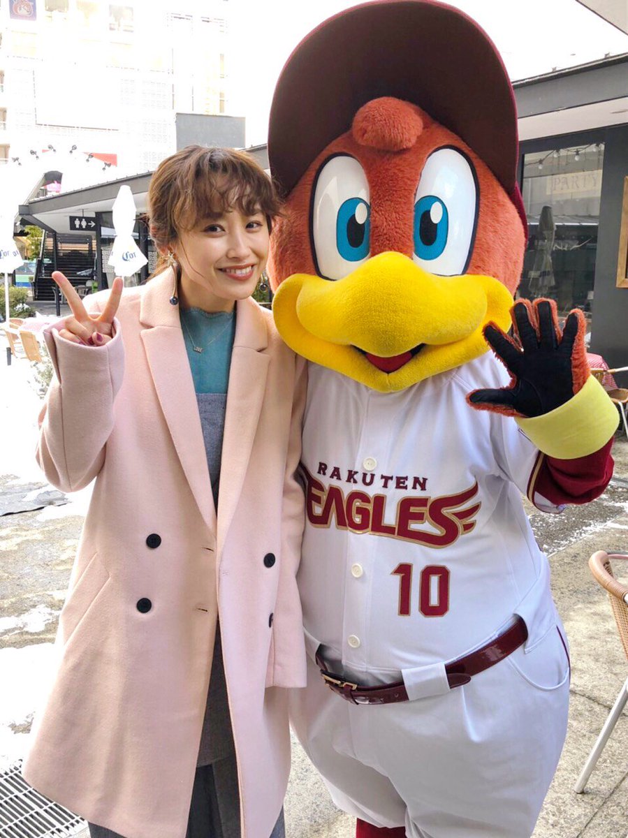 東北楽天ゴールデンイーグルス Pa Twitter 今日から楽天モバイル仙台駅前店がオープン オープニングイベントにクラッチくんがお呼ばれしました モーニング娘ogで女優 モデルの高橋愛さんといっしょに Rakuteneagles 楽天モバイル