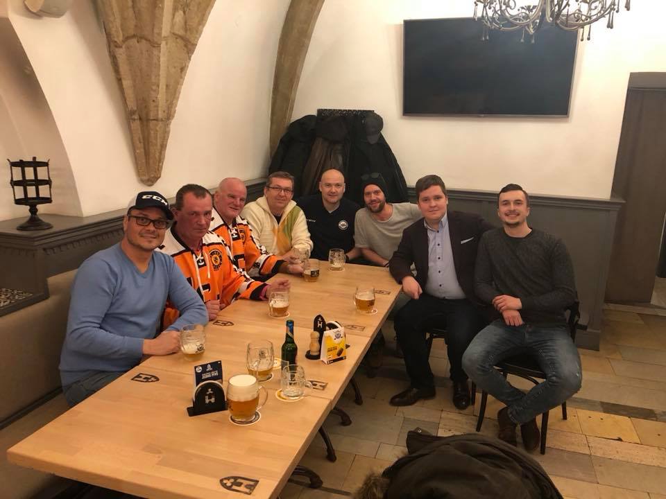 promiseo_sk's tweet photo. Na pivku a natáčaní s vedením HC Košice a legendami bývalého VSŽ Košice - Igorom Libom a Vladimírom Svitekom. Fanúšikovia Košíc sa môžu tešiť! 💪 #promiseo #hckosice https://t.co/g6UlSTQV09