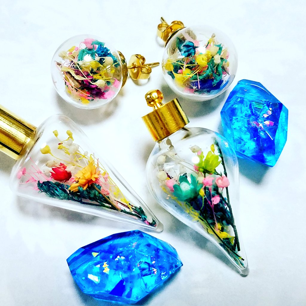 羅宇屋 No Twitter レジン頑張ってます 花入れるだけのはピンセットでチャッチャとハーバリウム風に出来るのに可愛いのね Handmade レジン 宝石レジン 花 ピアス