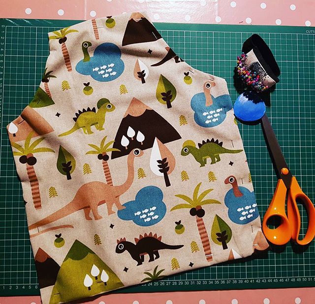 How awesome is this dinosaur apron I am making for a special customer! 💙🐊 #handmadeapron #handmadewithlove #dinosaur #dinosaurprint #dinosaurapron #kidsfashion #boysfashion #kidsapron #sewist #yorkshiresewist #seamstress #dressmaker #craftcommunity #… ift.tt/2ohBrBu