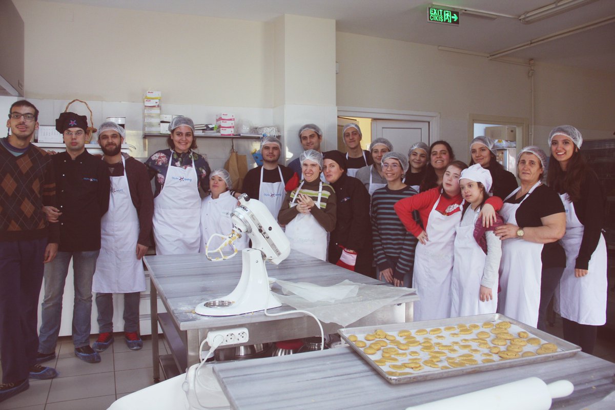 Vodafone İnsan Kaynakları Departmanı tarafından düzenlenen etkinlikler kapsamında İstanbul Teknik Üniversitesi öğrencileri Düşler Akademisinin konuğu oldu. Üniversiteli gençler, akademinin gençleriyle mutfak atölyesine katıldı ve Düşler Akademisini yakından tanıma fırsatı buldu.