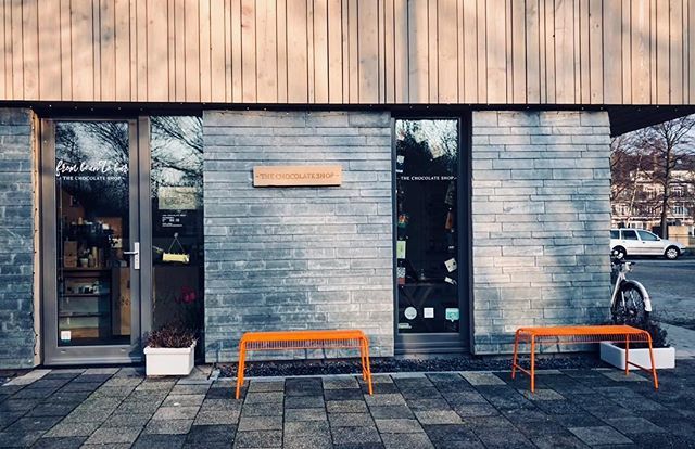 chocolateshopnl's tweet photo. Trost zijn wij dat onze architecten @fillieverhoeven die gisteravond een eervolle vermelding hebben ontvangen tijdens de uitreiking van de Nieuwe Berlagevlag 2017! Jullie zijn onze helden! .
.
.
#denhaag #berlagevlag #architecture #trots #groenemient #thโฆ https://t.co/kmQUBLujlb https://t.co/Q3H4SRkHI0