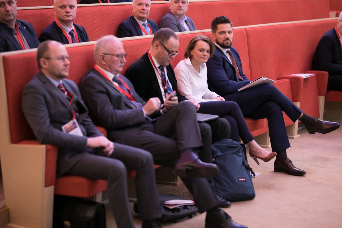PiotrCieslinski's tweet photo. Konferencja w ramach #EuropeanIndustryWeek.
Wzrost PKB o 1,1 proc. oraz 81 tys. nowych miejsc pracy do 2050 r.
To prognozy nt. rozwoju elektromobilności w Polsce, które zostały ujęte w raporcie #NapędzamyPolskąPrzyszłość
#Elektromobilność #FundacjaPromocjiPojazdówElektrycznych https://t.co/GheAP0IHHx