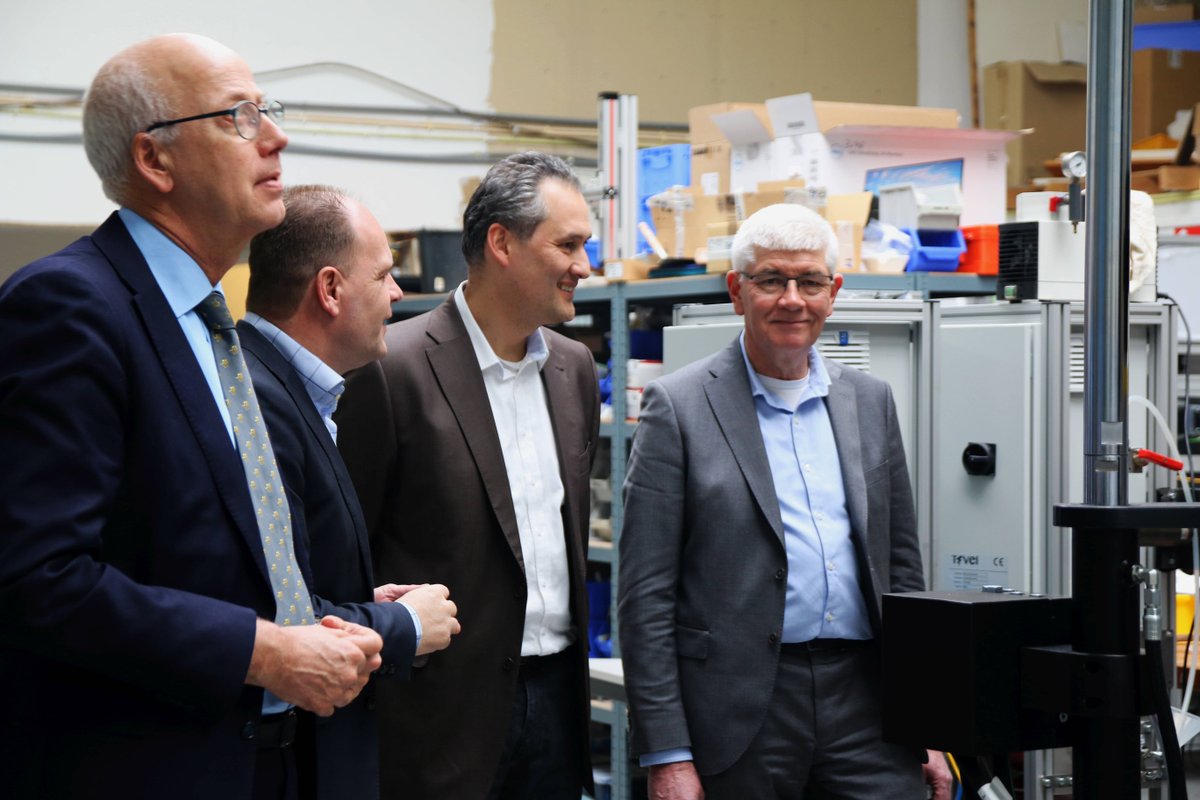 Westervoort's tweet photo. Gisteren zijn burgemeester en wethouders op bezoek geweest bij TEVEL Techniek BV in Westervoort. TEVEL ontwerpt en bouwt kwaliteitsinspectie systemen. Burgemeester Arend van Hout: Ik ben erg onder de indruk van dit bedrijf. Mooi om zo’n bedrijf in Westervoort te hebben! https://t.co/t4dxbheqQa