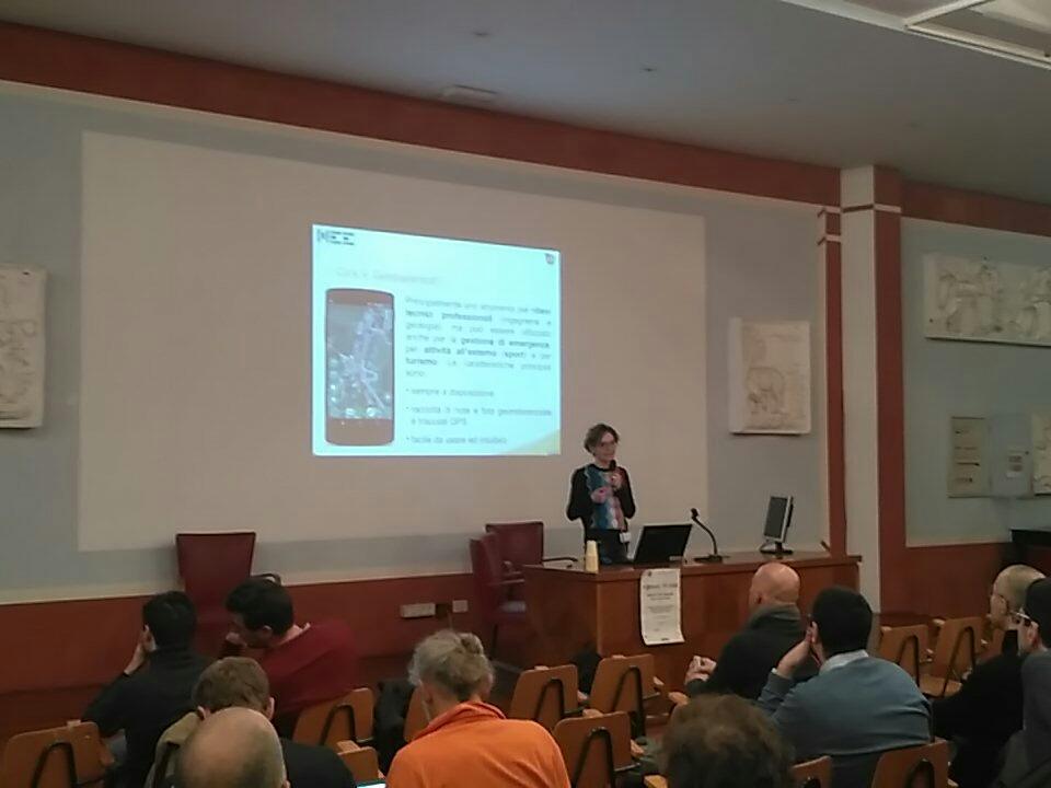 gfossit's tweet image. Hydroligis presenta lo stato dell&apos;arte di #geopaparazzi al #FOSS4GIT 2018 @themoovida