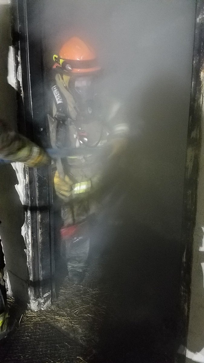 GalaxFireDept's tweet photo. @GalaxFireDept Training Night. A little live burn with a shot of strategy and tactics! #trainon #proudcapt https://t.co/7MkvTNHIe9