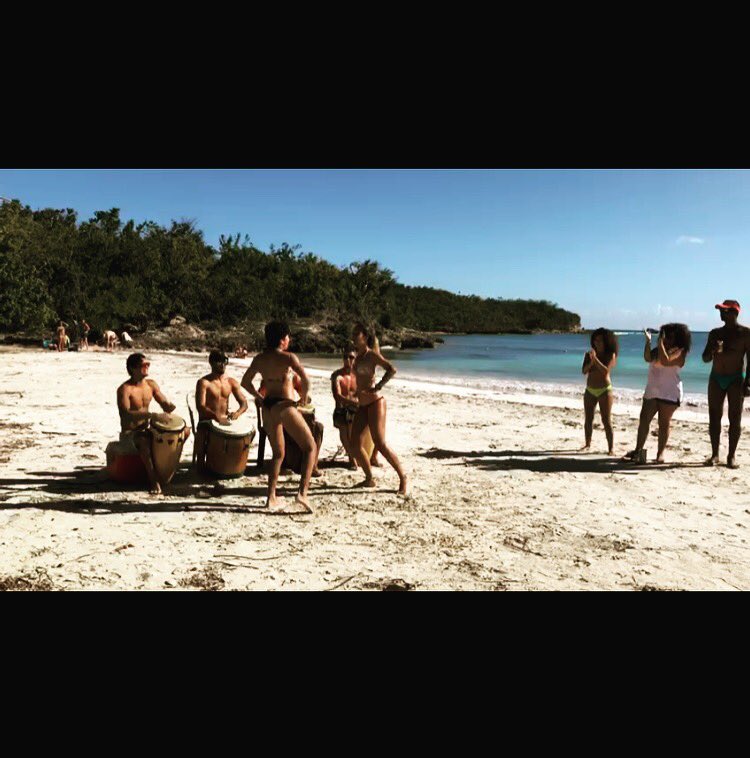 Rosaaisamar's tweet photo. Aprendiendo un poco de bomba en Vieques https://t.co/n0zDLE7gif
