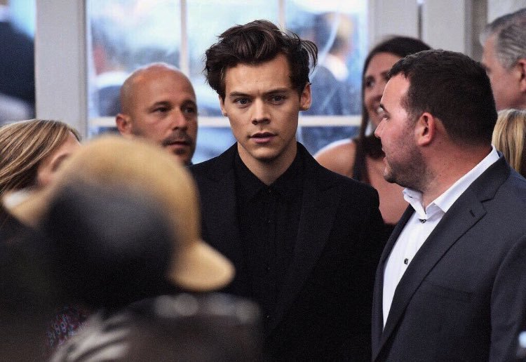 harrymoonchild's tweet photo. HE LOOKS SO INTIMIDATINGLY HOT IMMA https://t.co/95pnHOnCTj