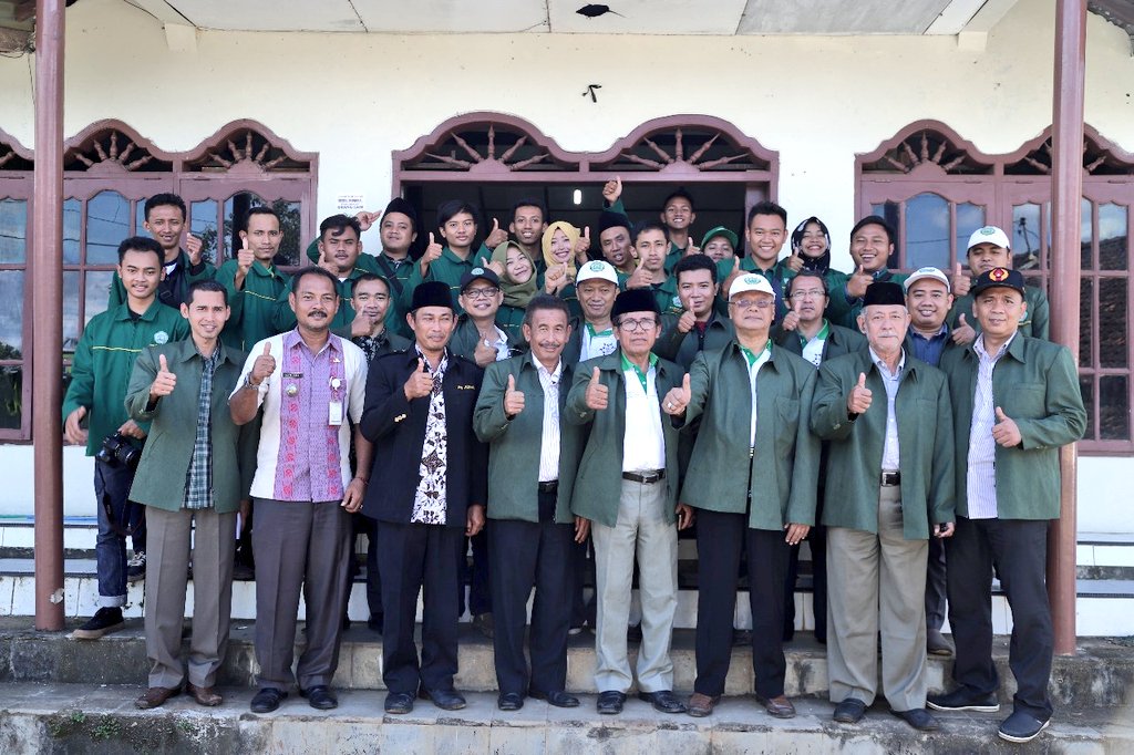 Bersama seluruh peserta KKN UNISNU Ds. Damarwulan, Bp. Camat dan Petinggi berharap industri kopi semakin bergairah utk mendukung Destinasi Wisata di Jepara. Ayo Wisata ke Jepara #kknunisnu2018 #jeparamempesona