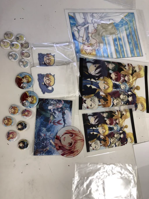 昨日星治さん【@mochi_mochi_ss】と遊んだ時の産物です╰(*'︶`*)╯♡
一緒に作ってきたグッズと描いて頂いたうちの子たち!
グッズやばいしアラビアン綺麗なナイトだし主人公3人組もかわいいし…!!とっても楽しかったありがとう!(*゜▽゜*) 