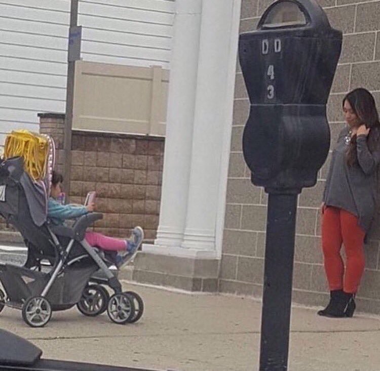 mario_xcx's tweet photo. Is this Stormi &amp; Kylie https://t.co/KLNoqYE0d7