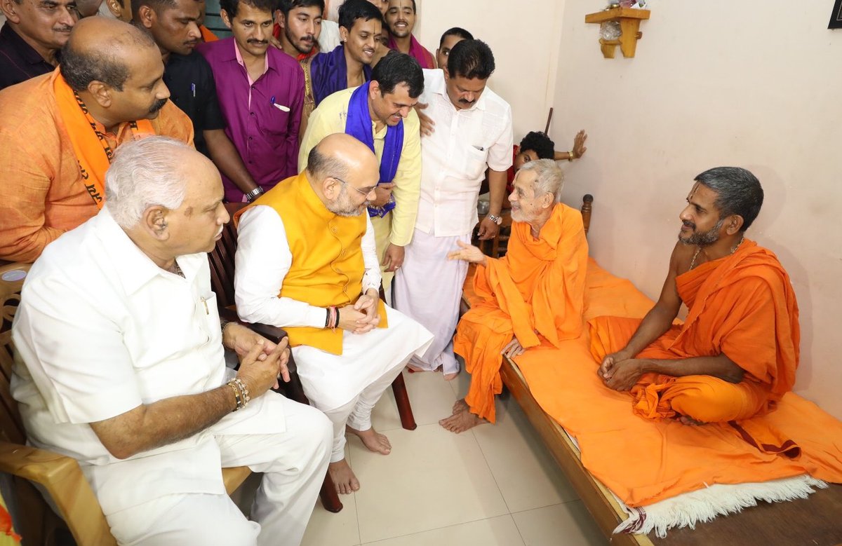 AmitShah's tweet photo. Met HH Sri Sri Vishwesha Teertha Swamiji of Pejavara Matha. He is a source of positive energy. Sought his blessings. https://t.co/0UnWdP3LND