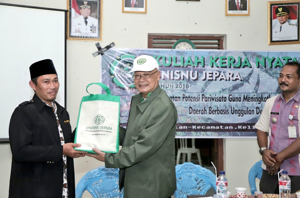 Warek II UNISNU Drs. H. Hendro Martojo menyerahkan cinderamata di sela kunjungan monitoring KKN Ds. Damarwulan. "Kopi Damarwulan merupakan komoditi Jepara yg banyak dilirik utk expor ke luar negeri" terang Hedro Martojo #kknunisnu2018 #jeparamempesona